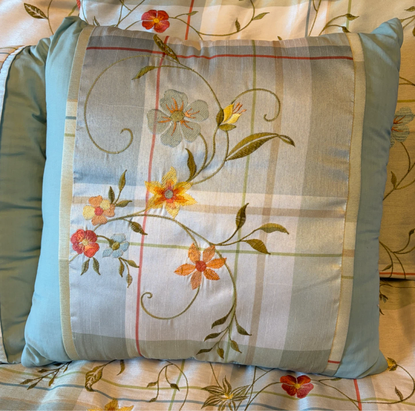 Queen size: Floral Embroidered Bedding Set - photo 3
