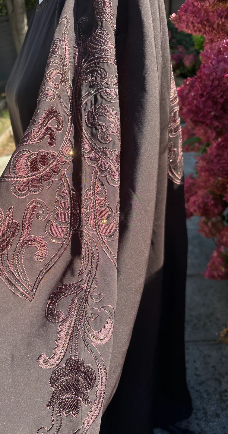 Embroidered brown abaya set - photo 2