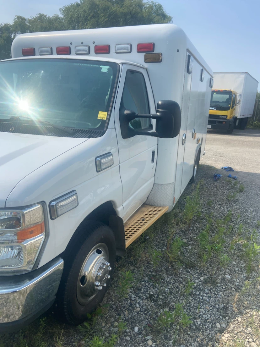 Ford Ambulance Van - photo 2