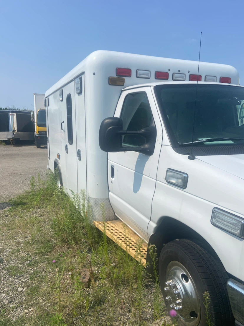 Ford Ambulance Van - photo 3