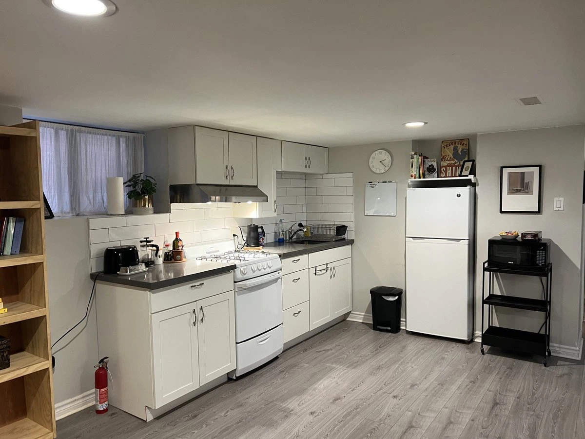 IN TORONTO. FURNISHED PRIVATE ONE BEDROOM AVAILABLE NOW - photo 4