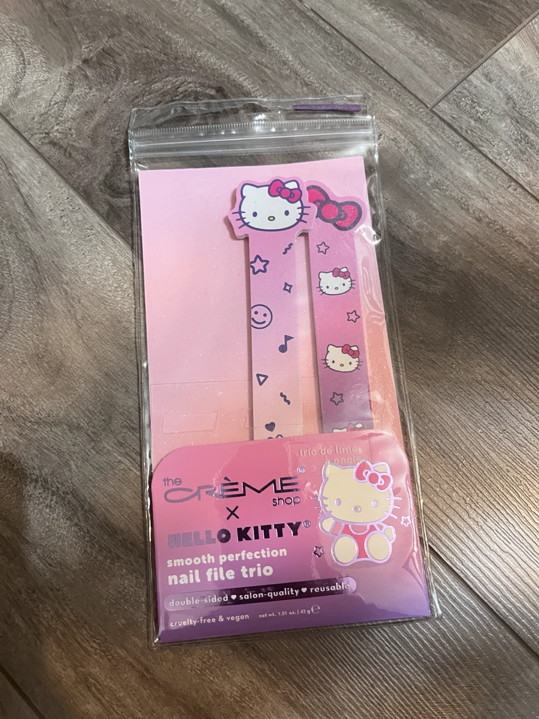 Makeup cushion, nail files and black hair elastic bands - photo 2