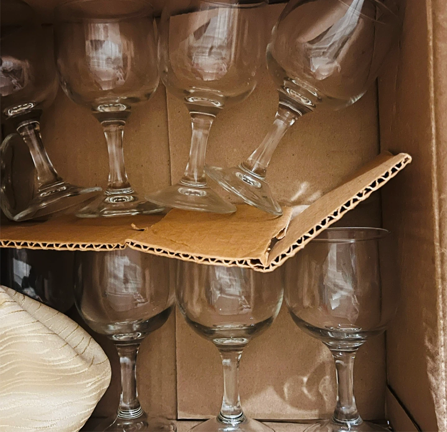 Set of Clear Glass Wine Goblets - photo 3