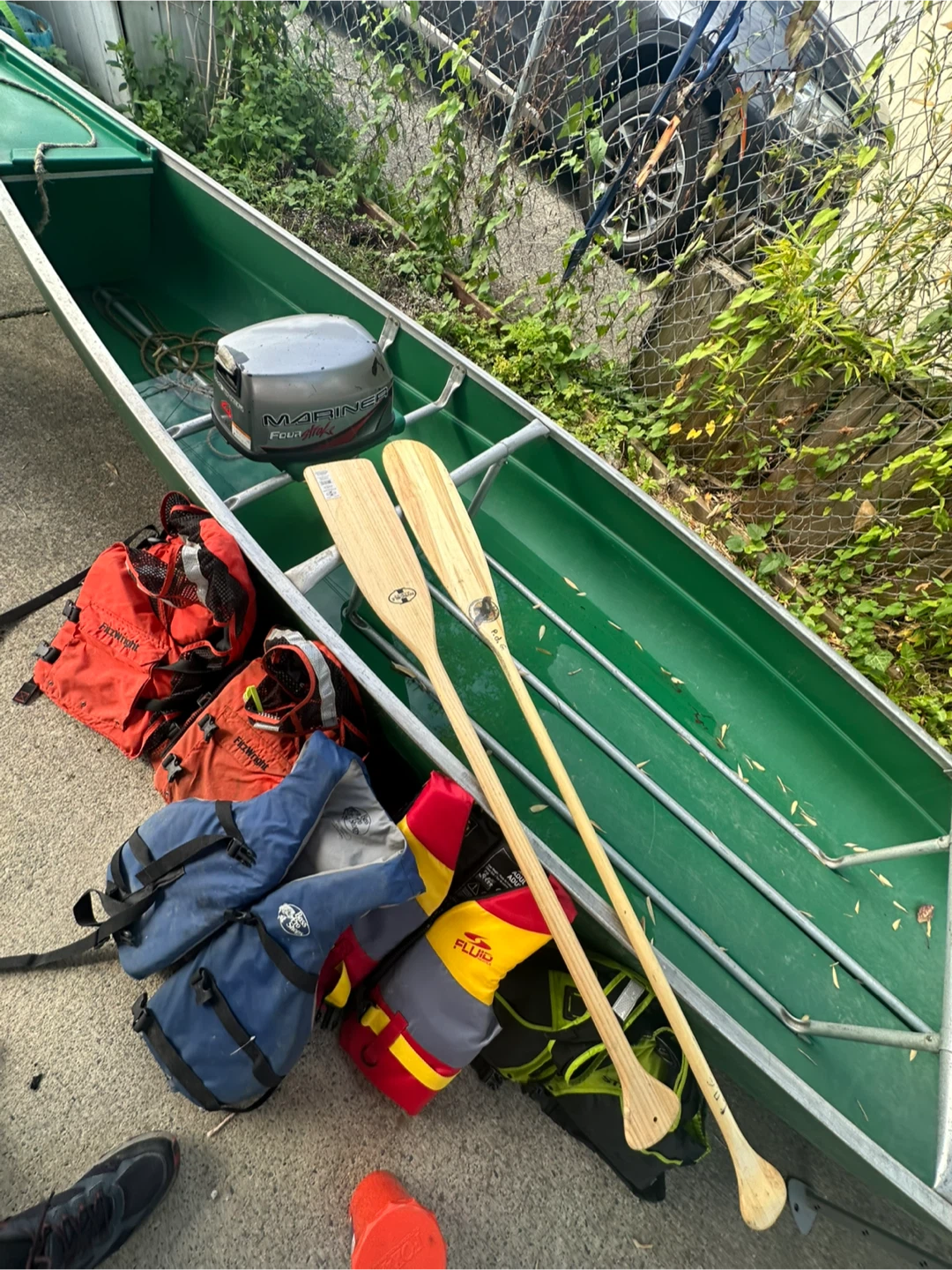 Canoe with Mariner Outboard Motor + extra accessories - photo 2