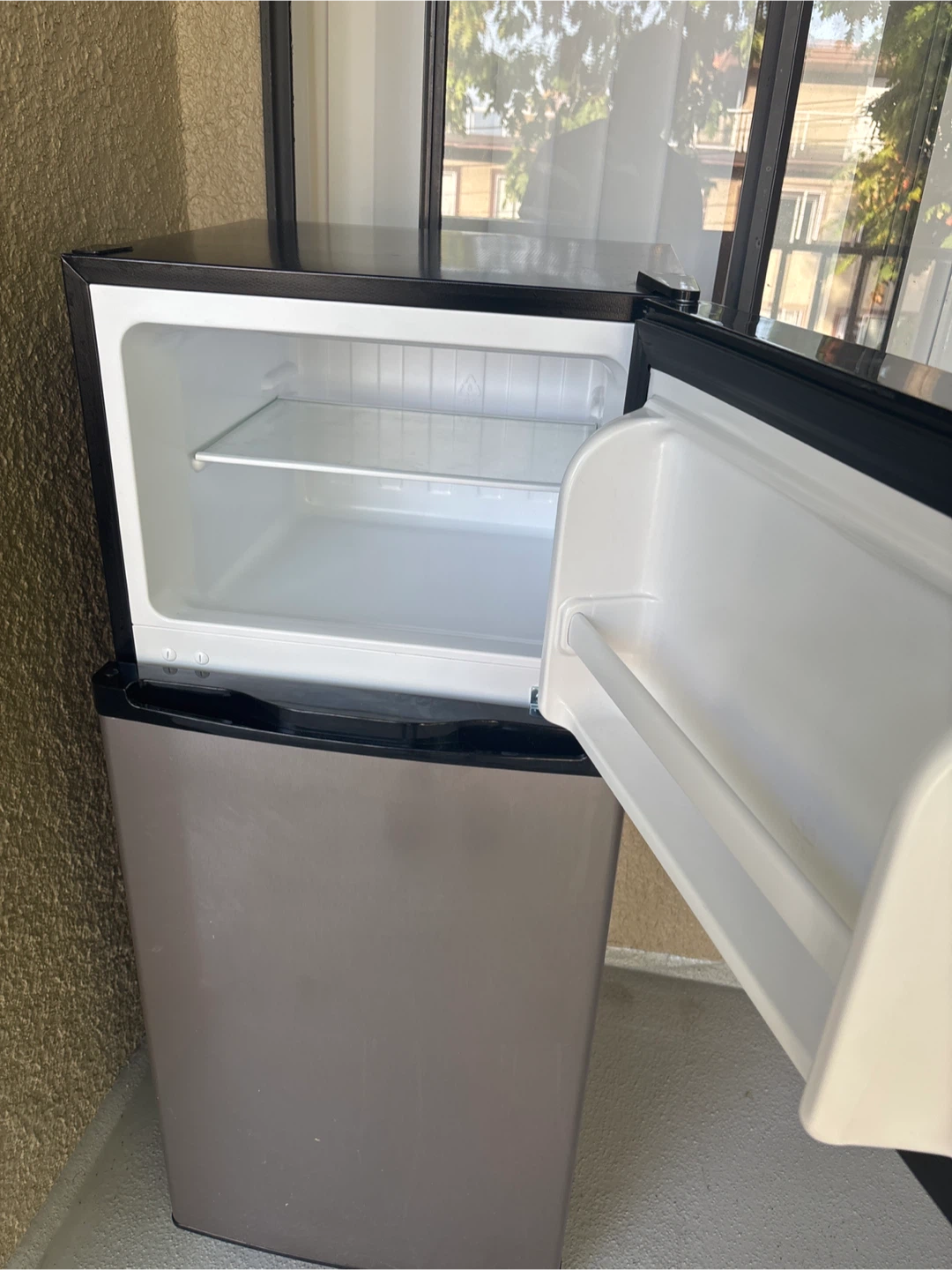 Insignia 4.5 Cu ft Compact Fridge - photo 2