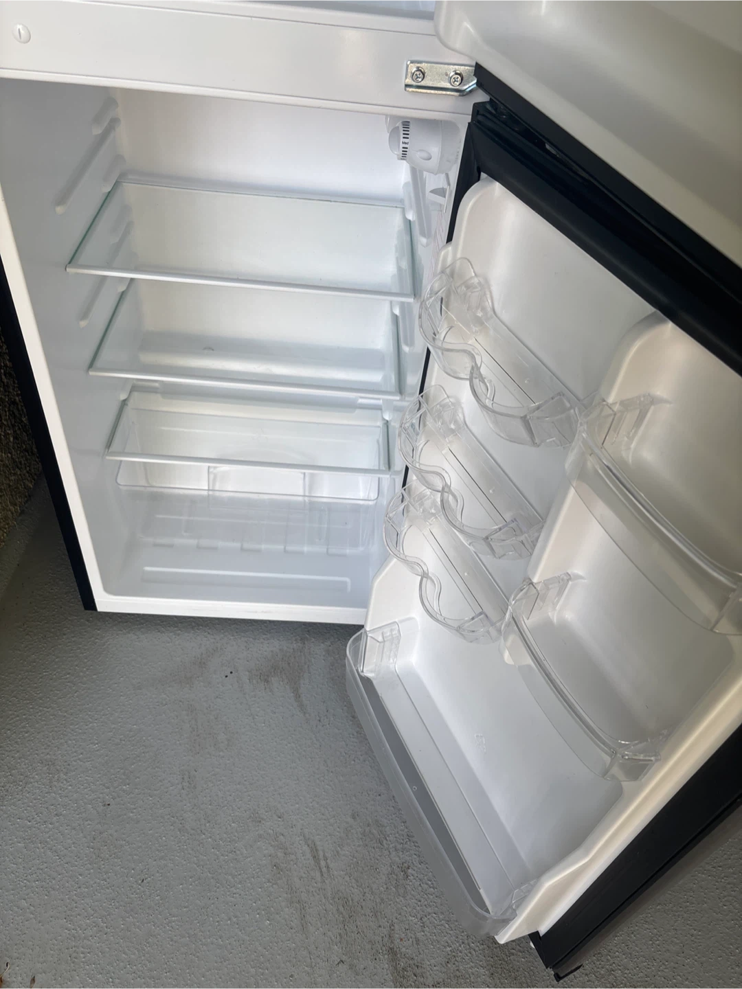 Insignia 4.5 Cu ft Compact Fridge - photo 3
