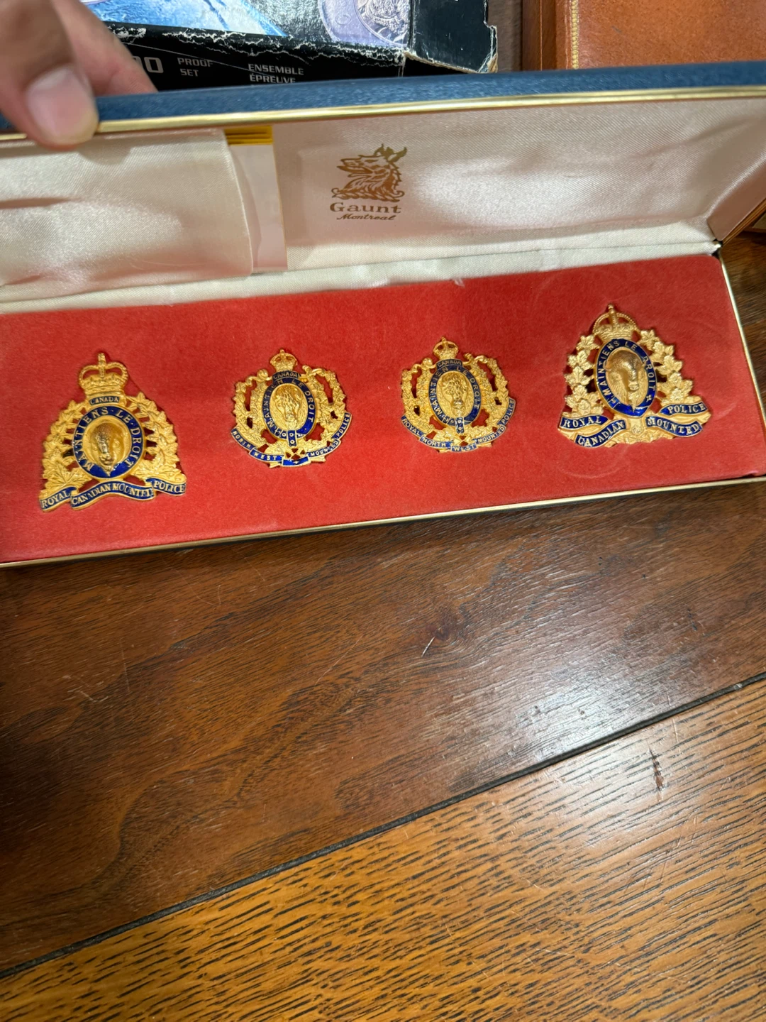 Gaunt Montreal RCMP Centennial Pin Set - photo 3