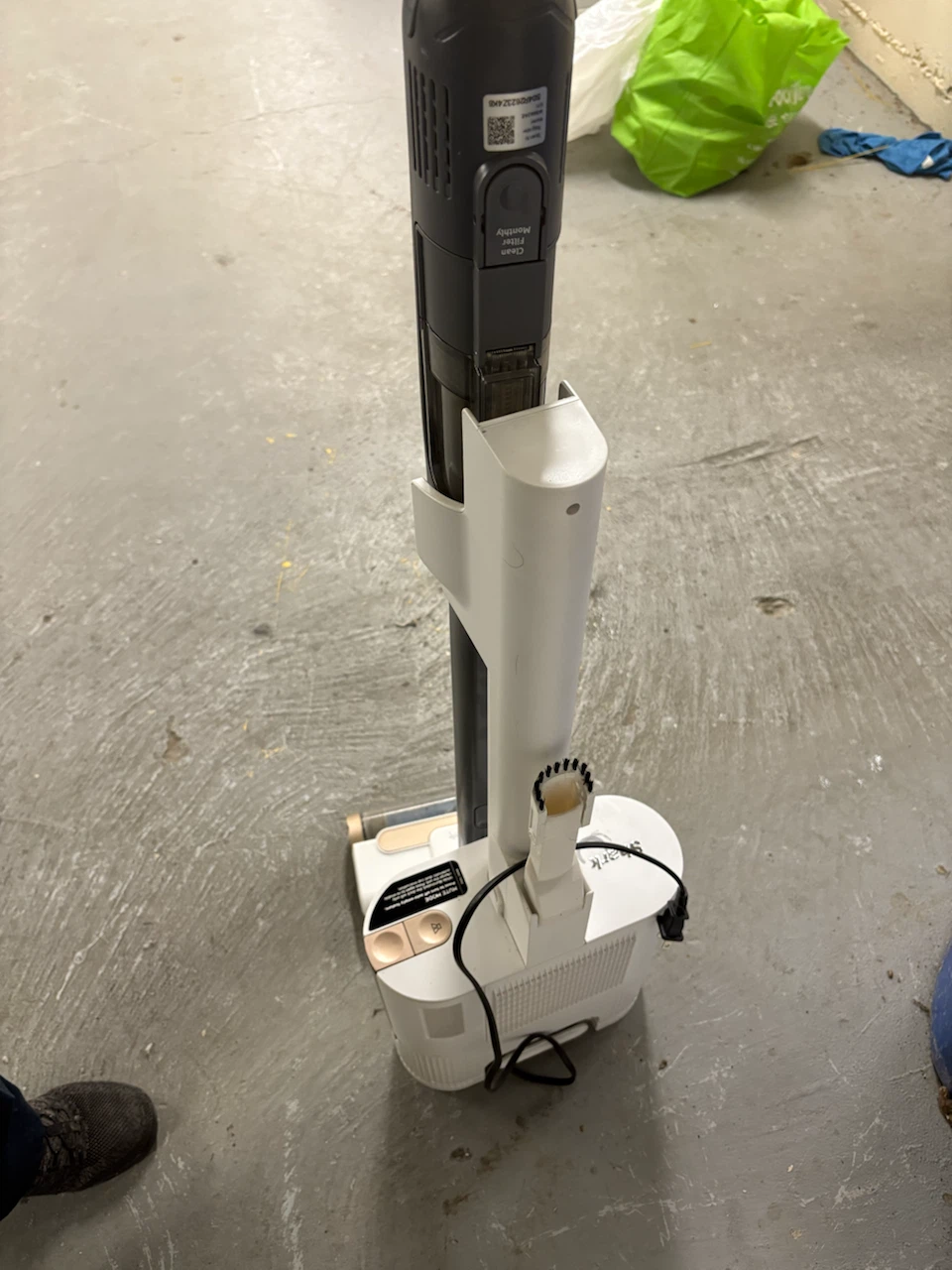 Shark Cordless Stick Vacuum with Auto-Empty Base - photo 2