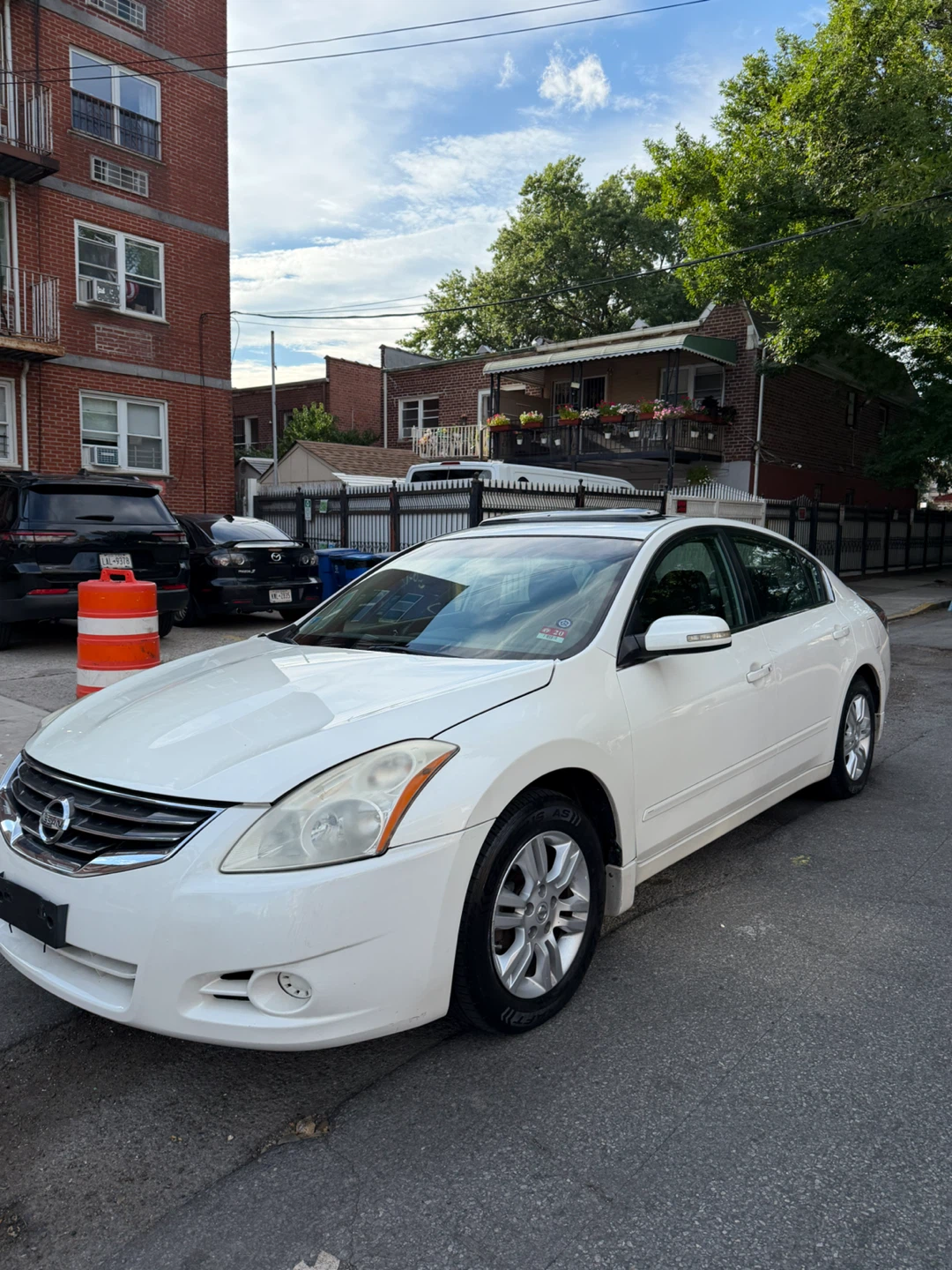 White Nissan Altima 2.5 SL