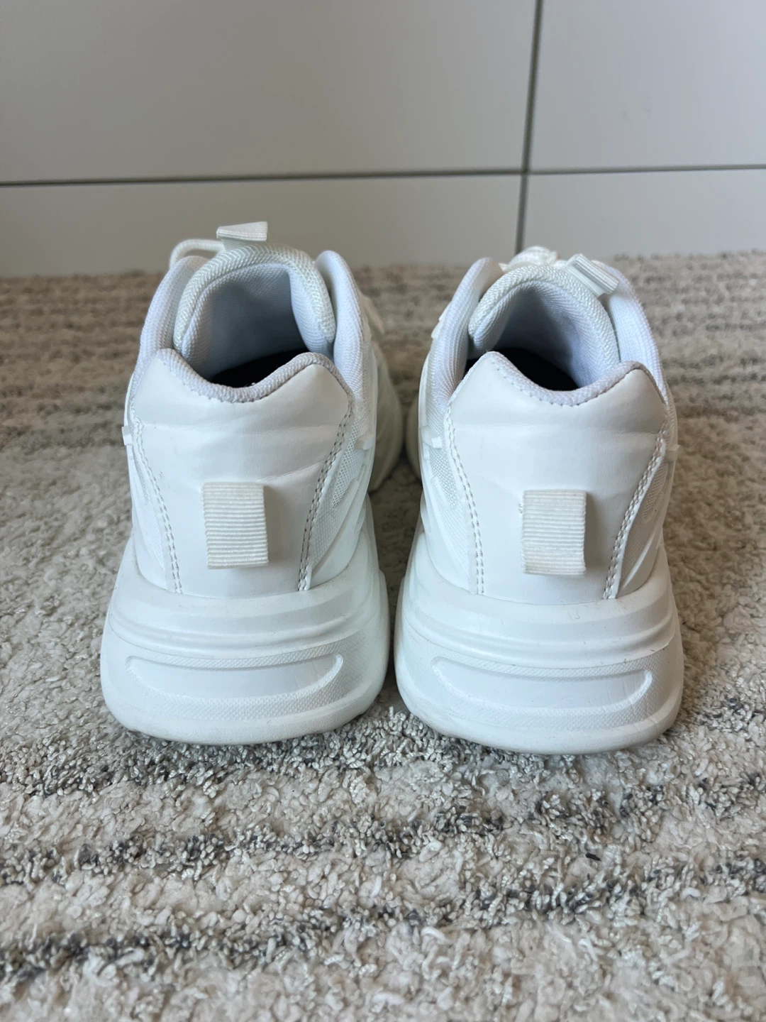 White Sneakers size 8W - photo 4