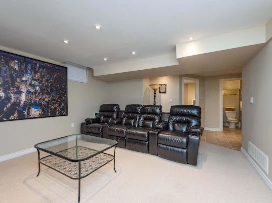 1 Bedroom Basement Argentia/Tenth Line/Derry November 1st - photo 3