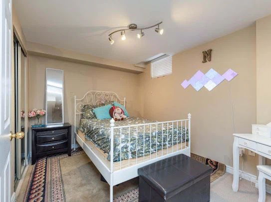 1 Bedroom Basement Argentia/Tenth Line/Derry November 1st - photo 4