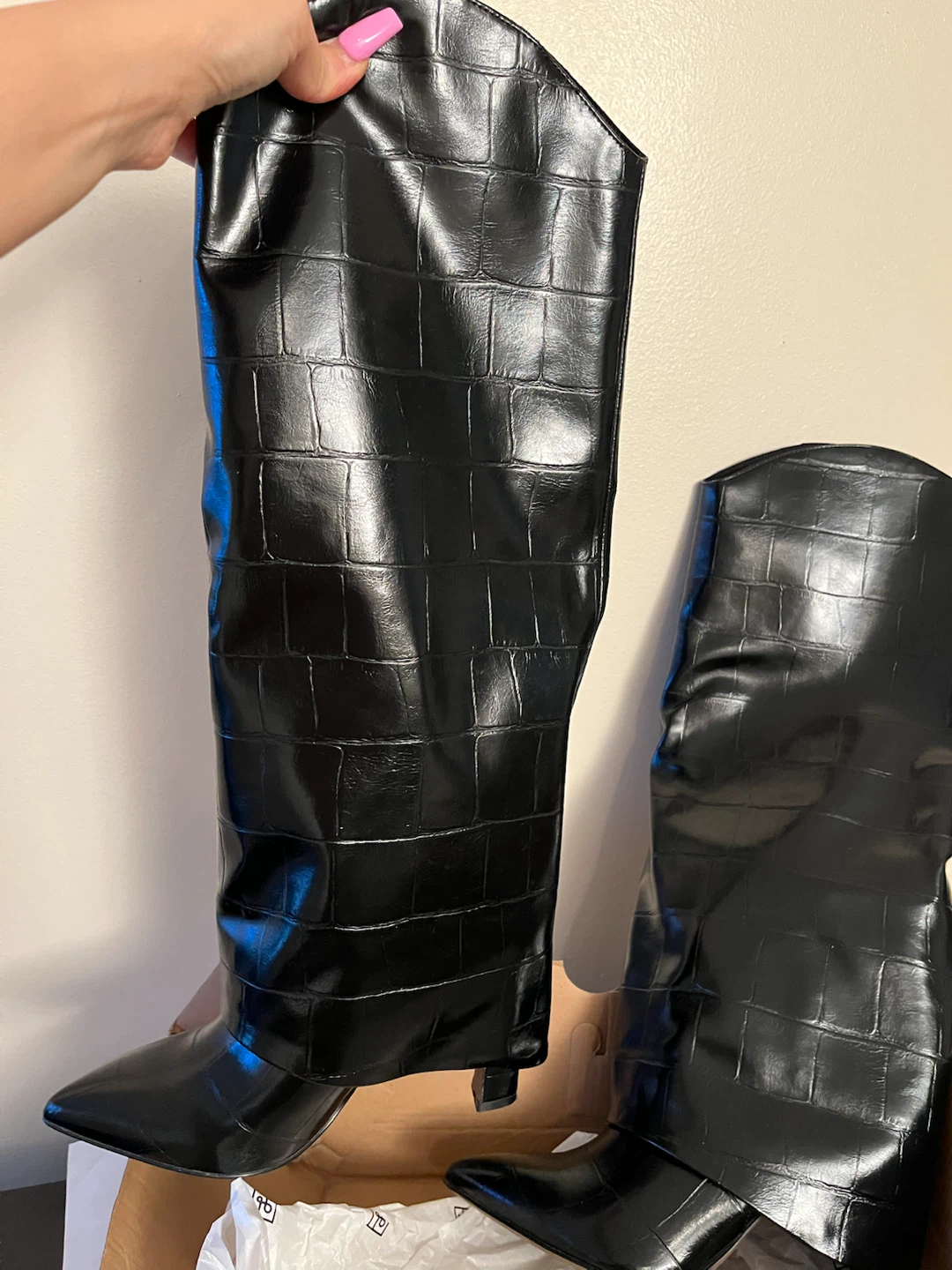 Black Crocodile Texture Knee High Boots Size 6 - photo 3