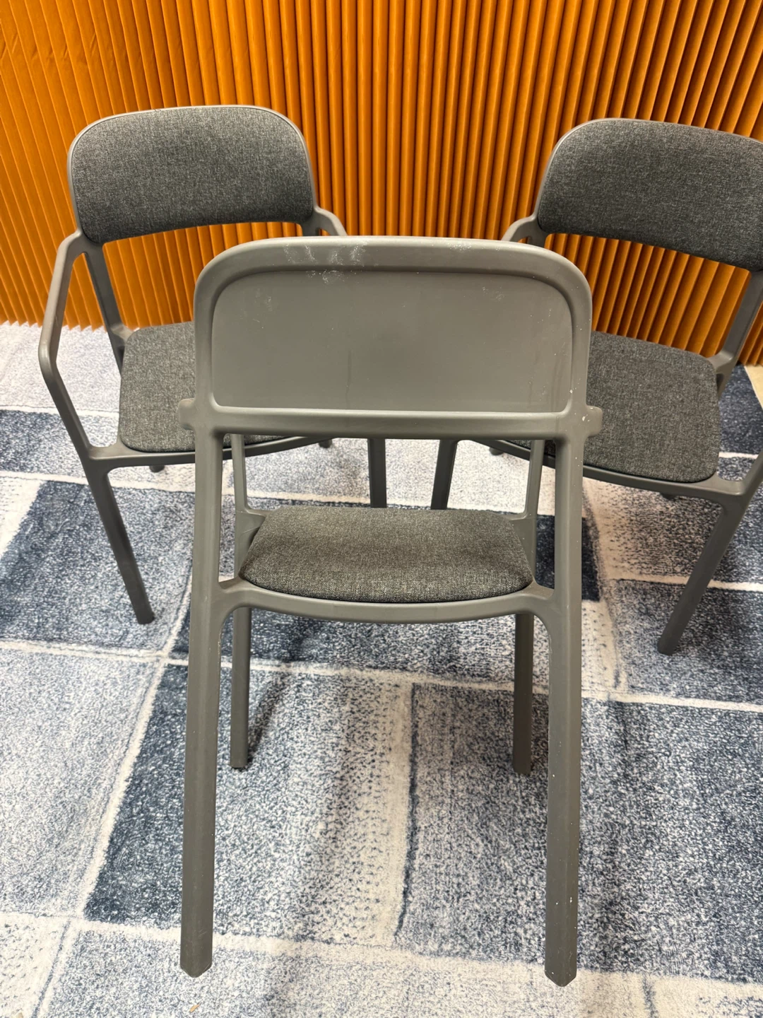 Set of 6 Plastic Grey Chairs - photo 3
