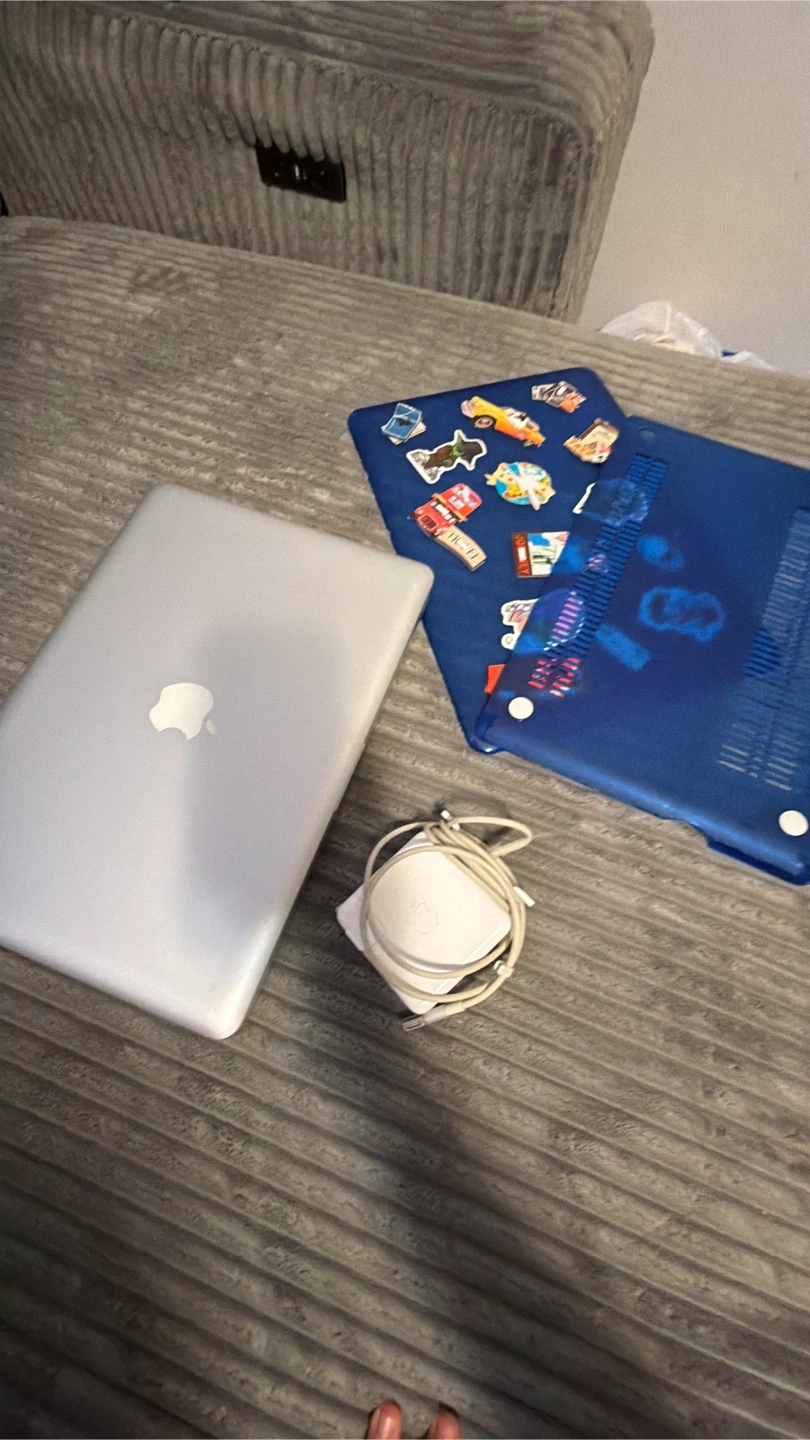 Apple MacBook Pro Laptop - photo 2