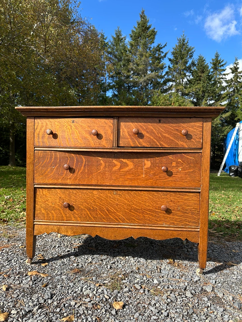 Antique Tiger Oak 4-Drawer Dresser (CAN DELIVER)