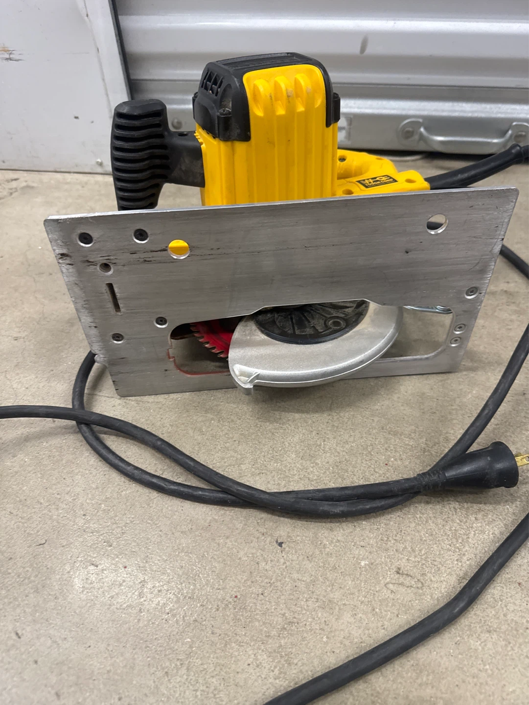 DeWalt DWE575 7 1/4" Circular Saw - photo 3