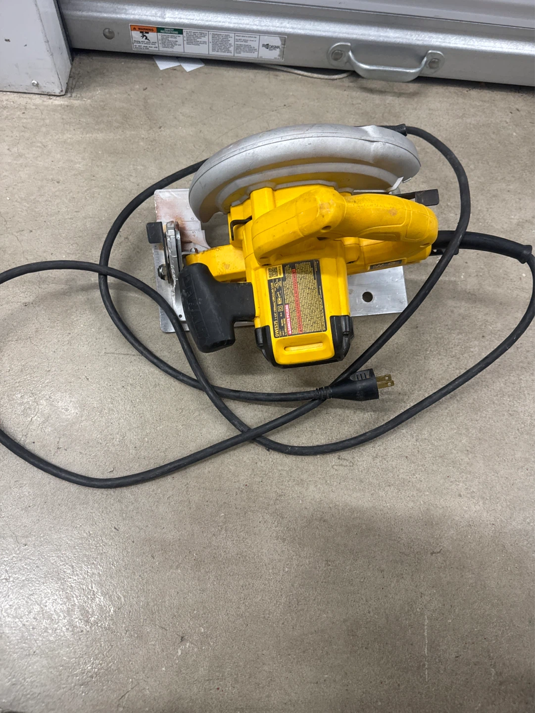 DeWalt DWE575 7 1/4" Circular Saw - photo 2