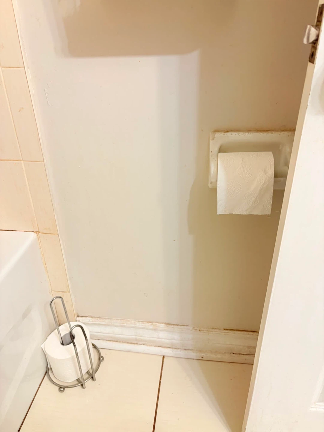 0.50 cent only—Metal Toilet Paper Roll Stand