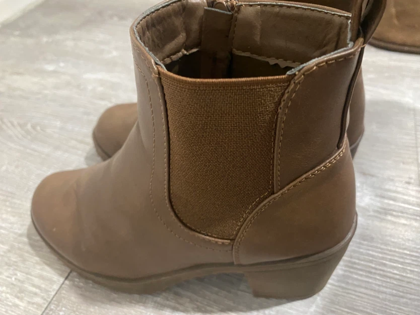 Chic Cognac Brown Heeled Ankle Boots – Size 6 - photo 4