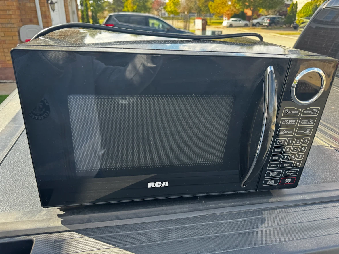 RCA Black Countertop Microwave