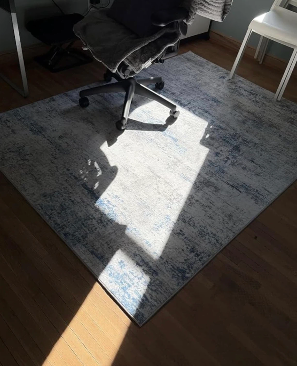 5x7 abstract rectangular area rug, grey / blue / white
