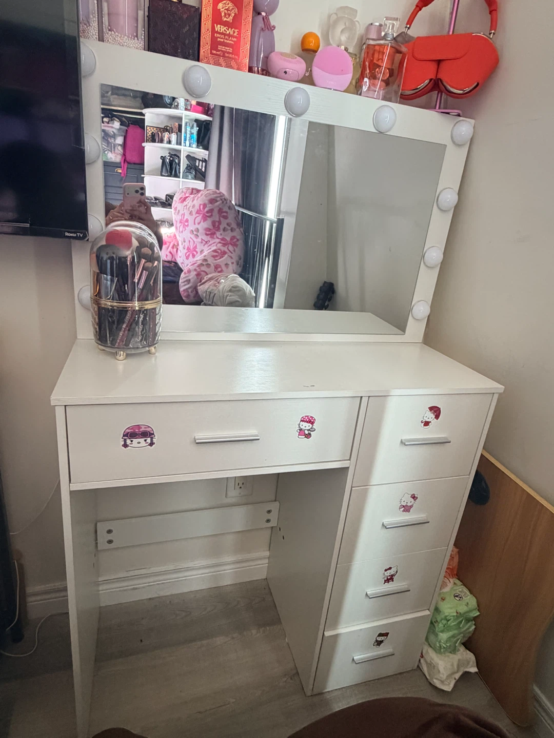 White Vanity Table with Lighted Mirror