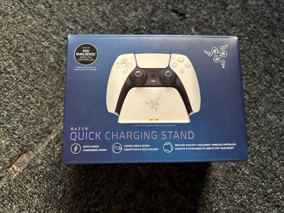 RAZER™ QUICK CHARGING STAND