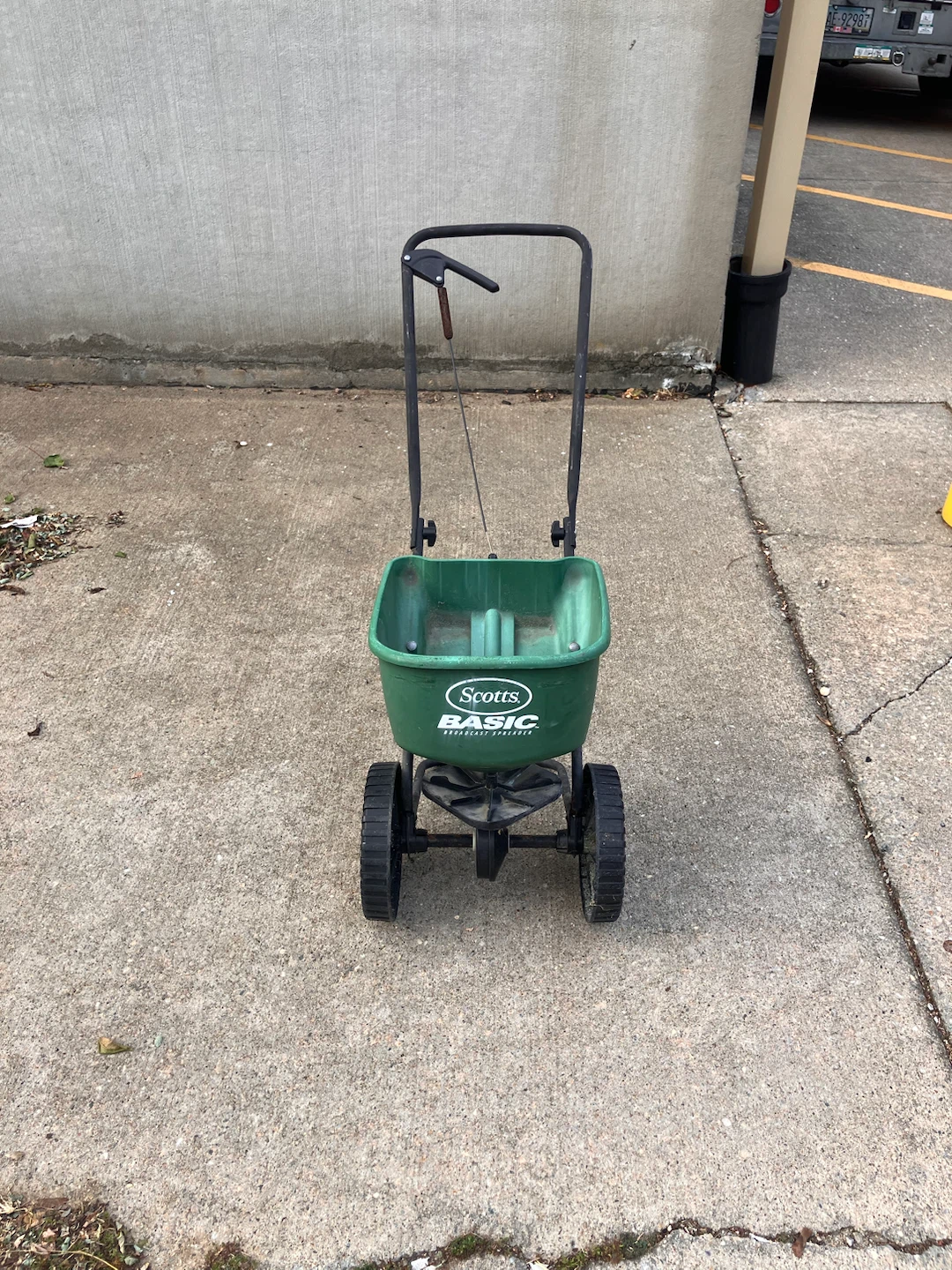 Scotts Basic Broadcast Spreader
