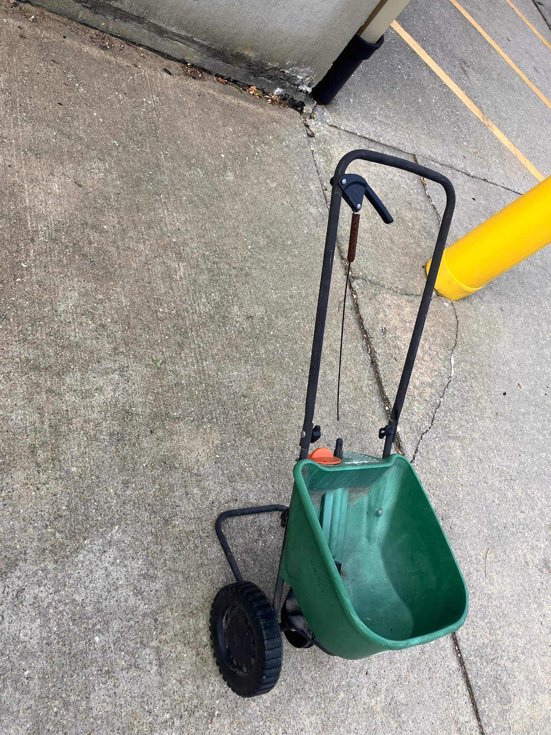 Scotts Basic Broadcast Spreader - photo 2