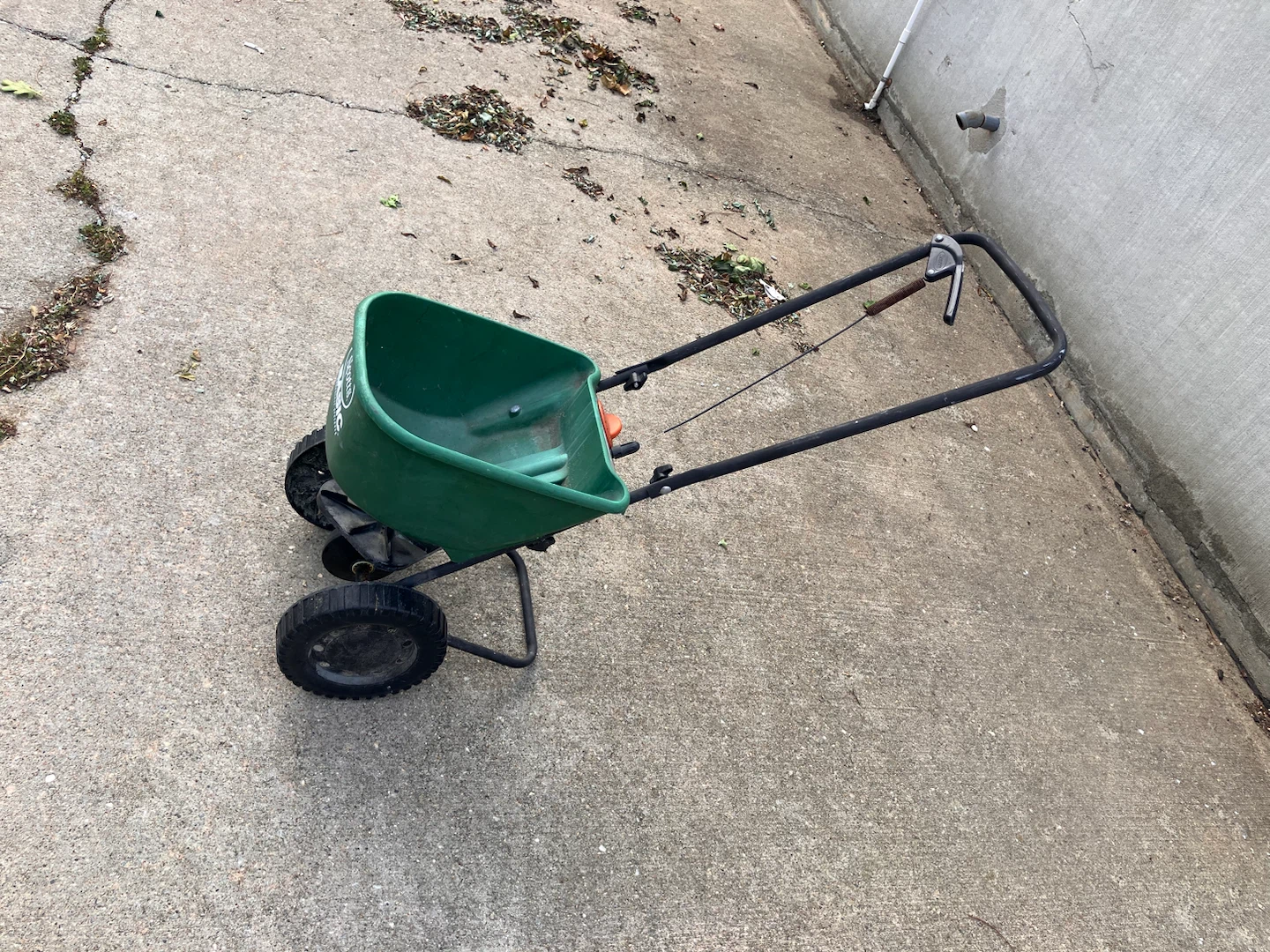 Scotts Basic Broadcast Spreader - photo 3