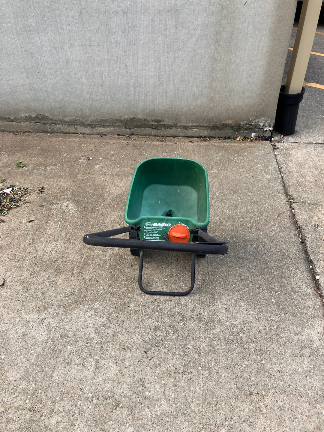 Scotts Basic Broadcast Spreader - photo 4