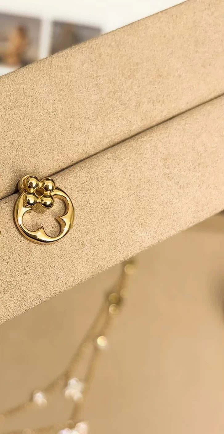 Single Louis Vuitton Flower Gold-Tone Pendant