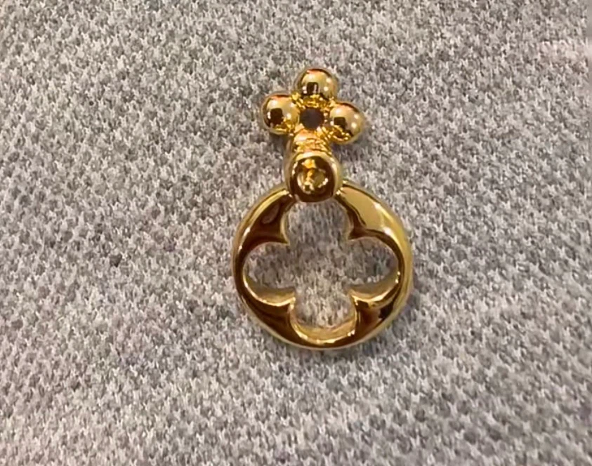 Single Louis Vuitton Flower Gold-Tone Pendant - photo 2