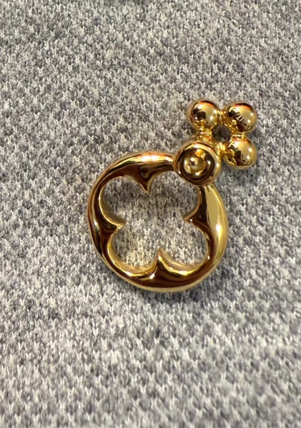 Single Louis Vuitton Flower Gold-Tone Pendant - photo 3