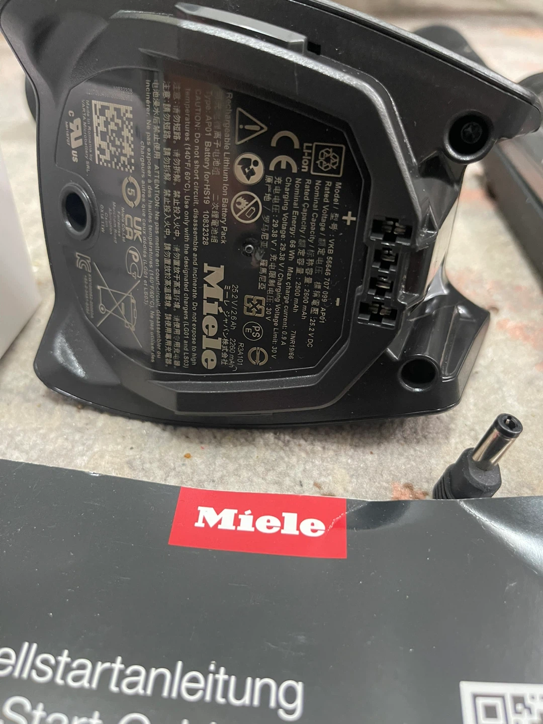 Miele Triflex HX1 Battery Pack and Charger - photo 2