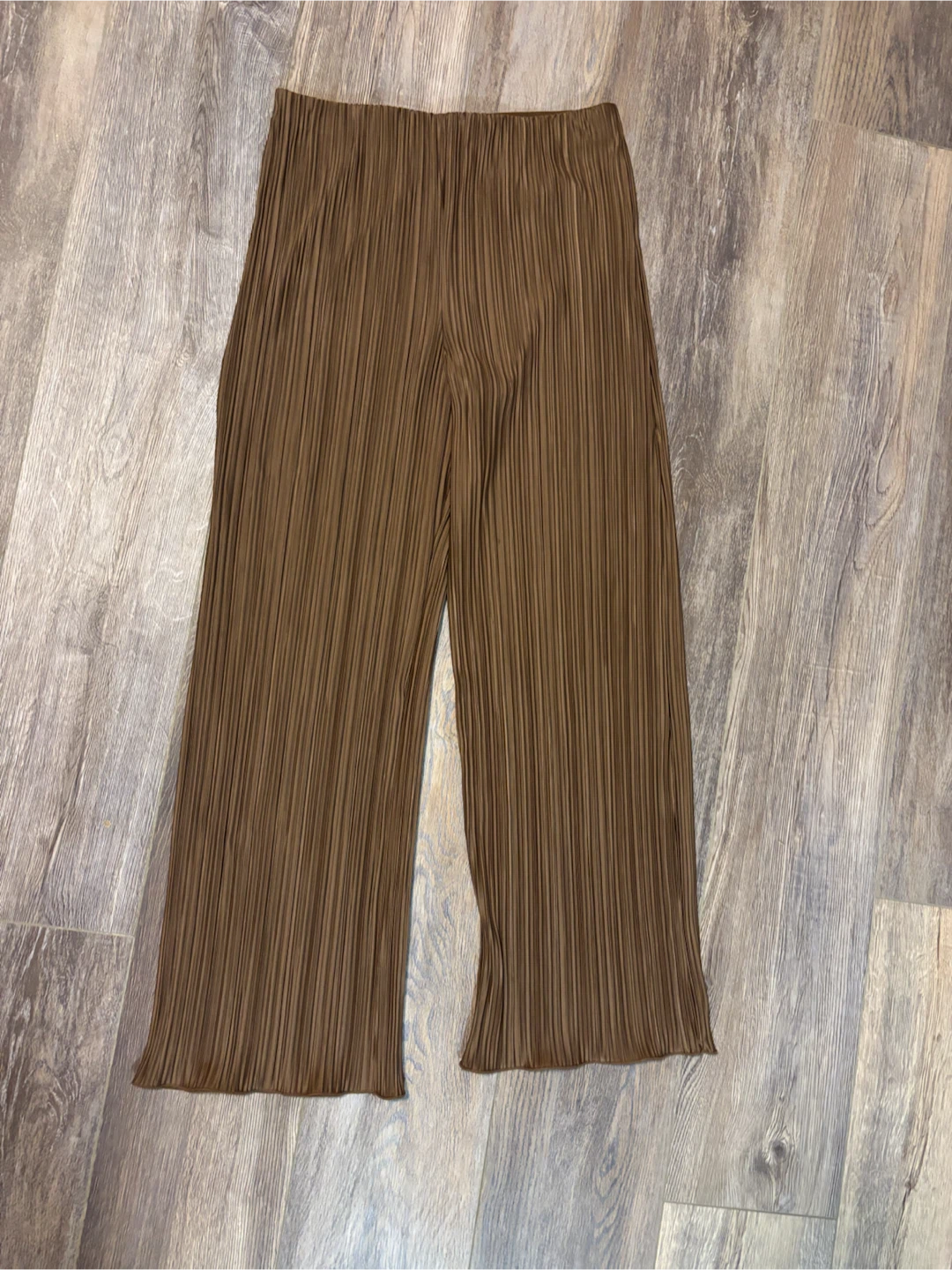 Brown Pleated Wide-Leg Pants. Womens medium.