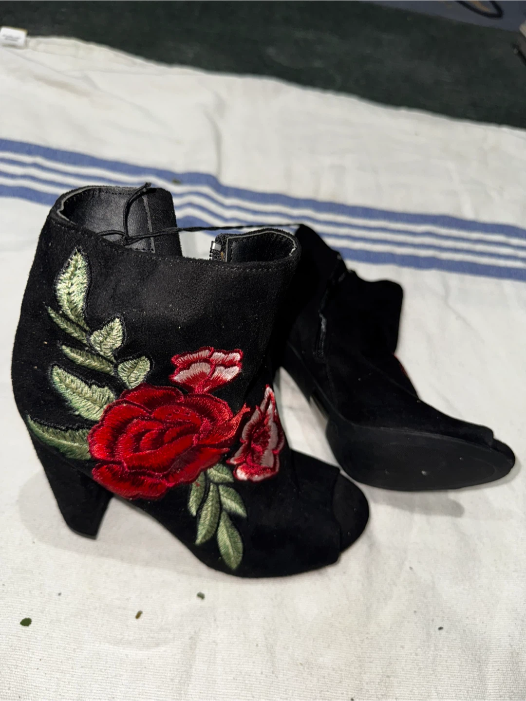 Black Floral Heels Size 5 1/2