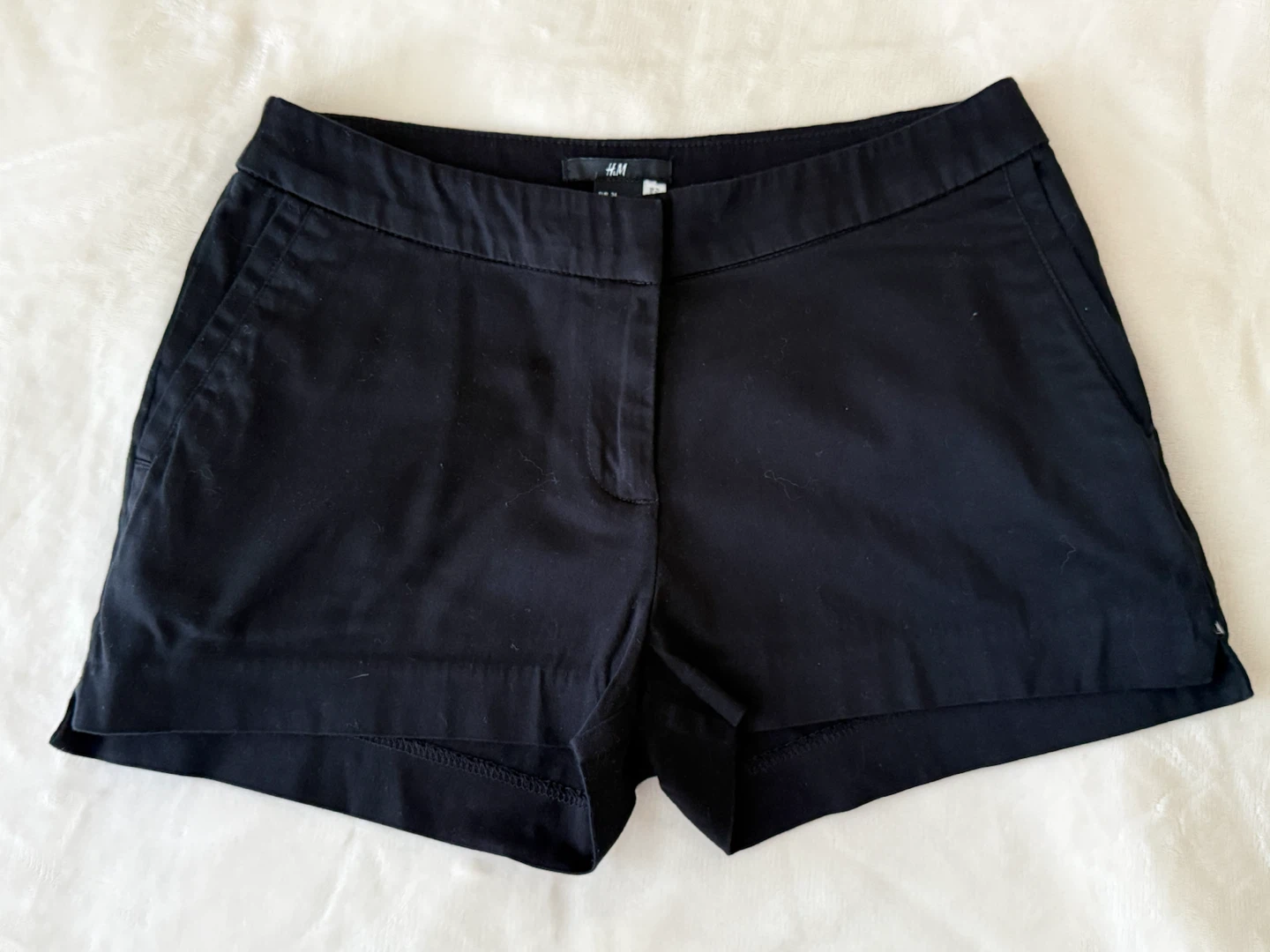 H&M Classic Black Cotton Shorts – Size US 4 / EUR 34 (Like New)