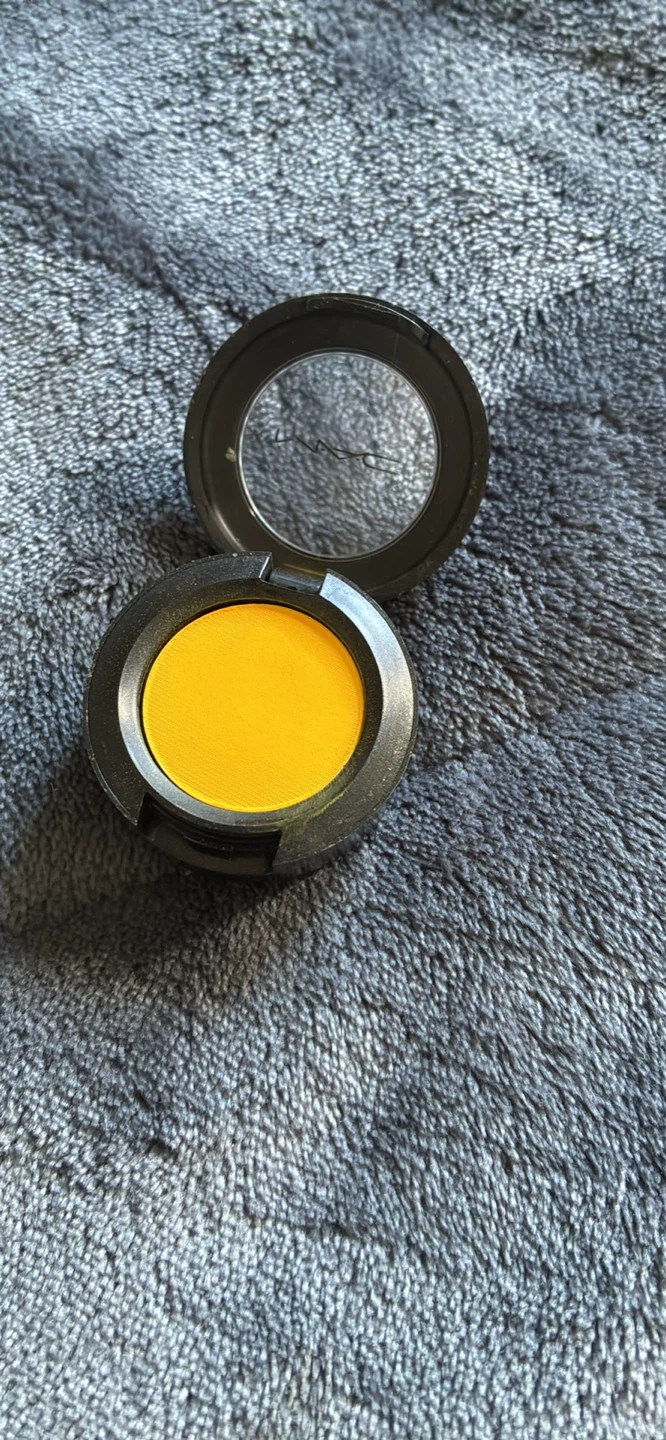 MAC Chrome Yellow Matte Eye Shadow - photo 2