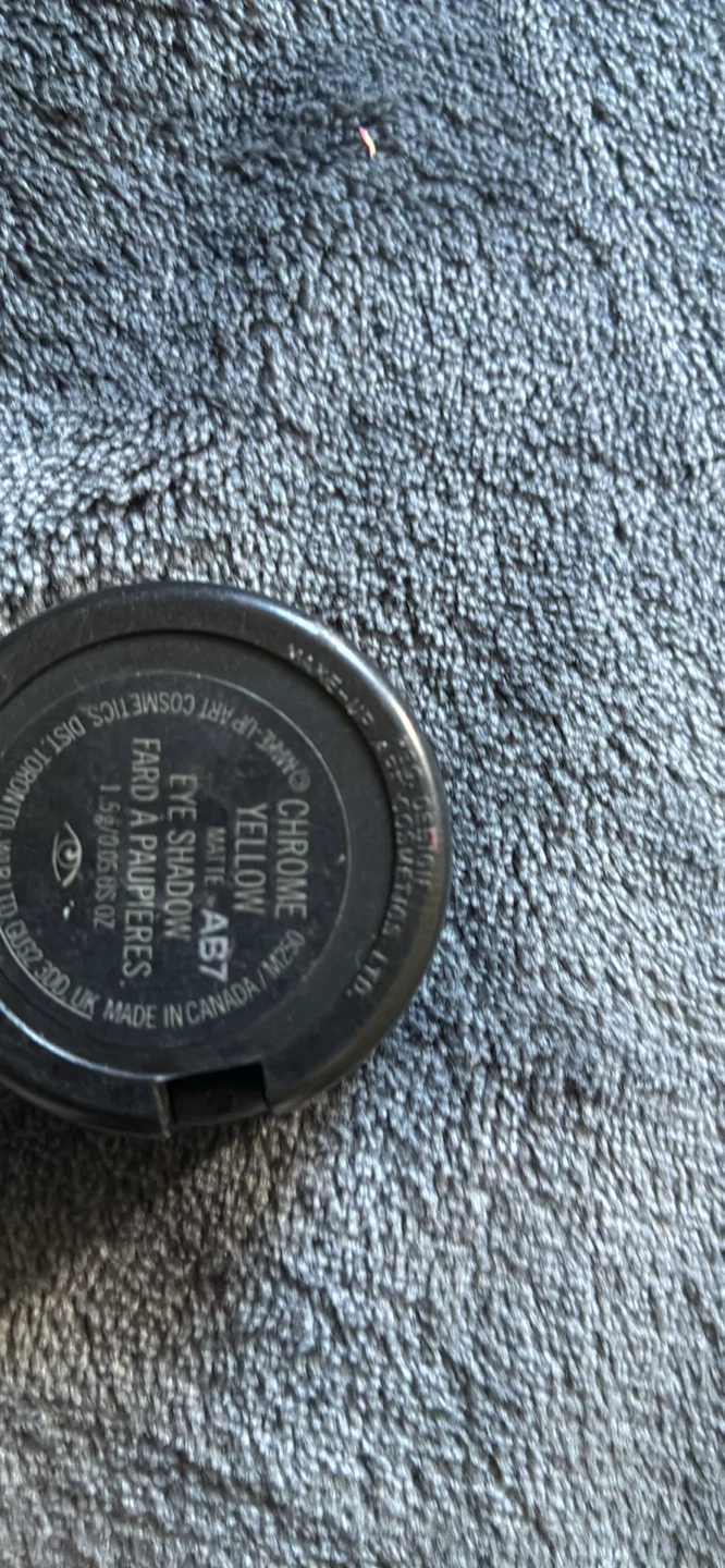MAC Chrome Yellow Matte Eye Shadow - photo 3