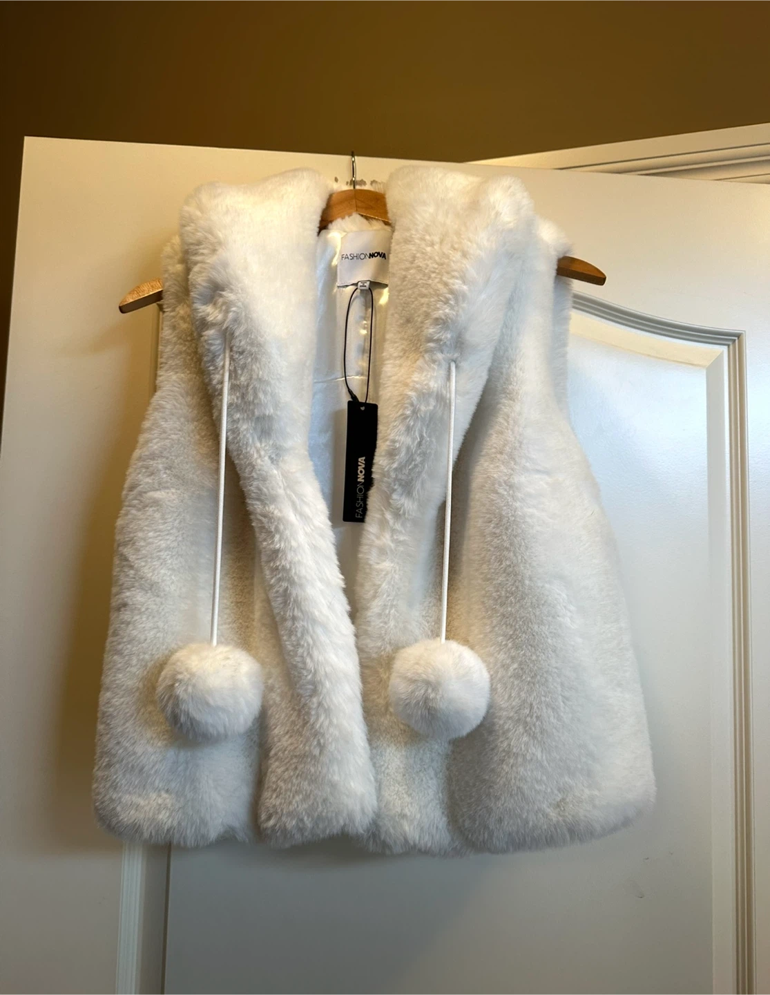New with tags size medium Fashion Nova faux fur vest
