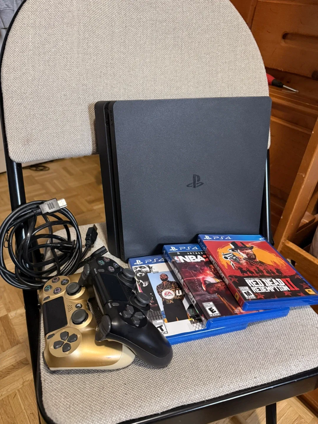 PS4 Slim 1TB + 2 original Sony controllers + 3 Games bundle