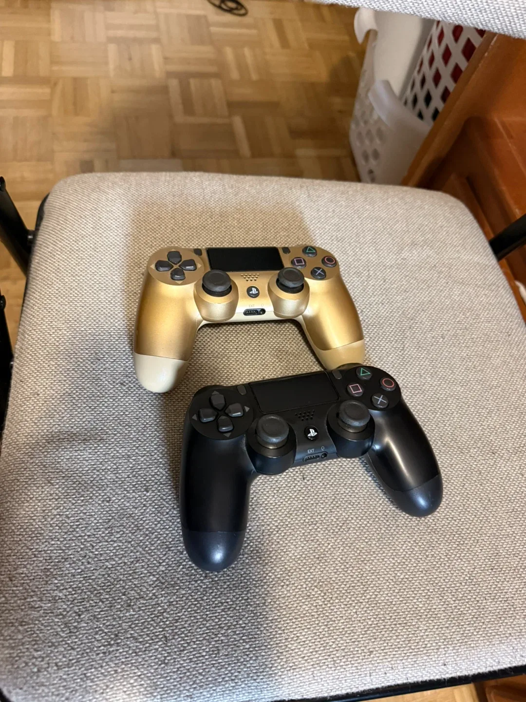 PS4 Slim 1TB + 2 original Sony controllers + 3 Games bundle - photo 5
