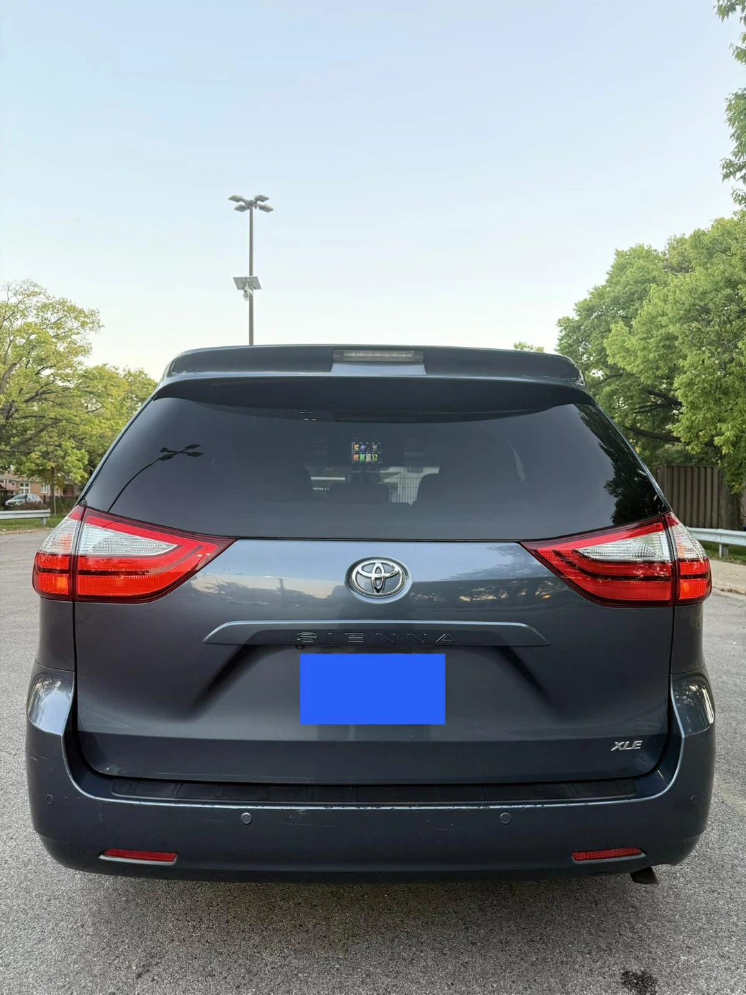 2015 Toyota Sienna XLE Minivan - photo 2