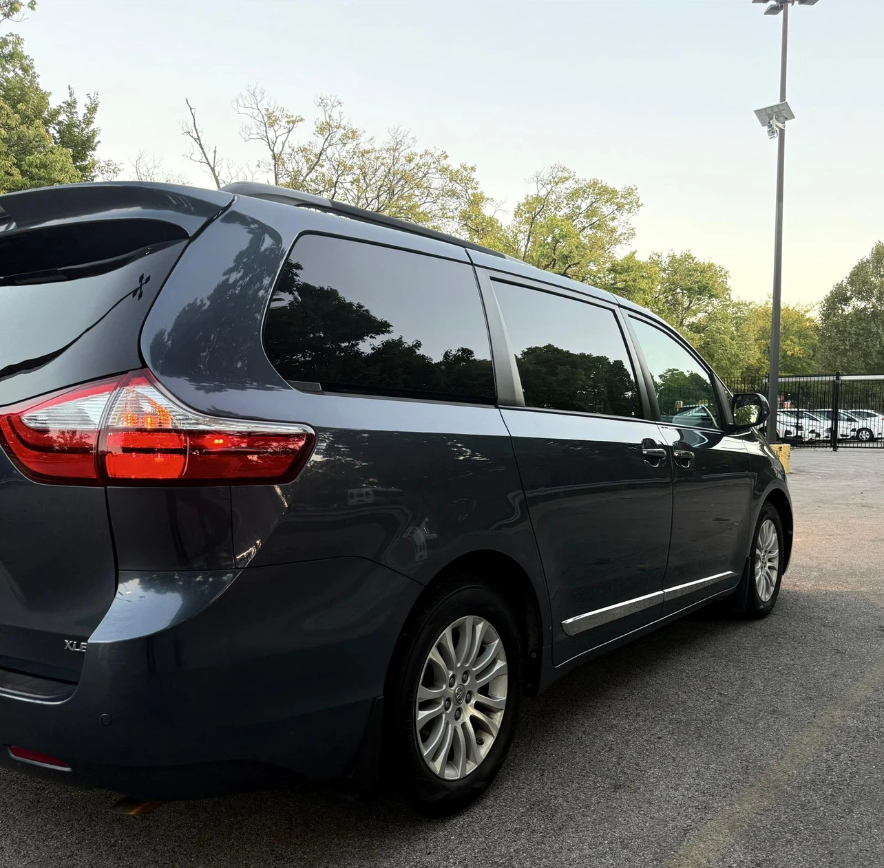 2015 Toyota Sienna XLE Minivan - photo 3