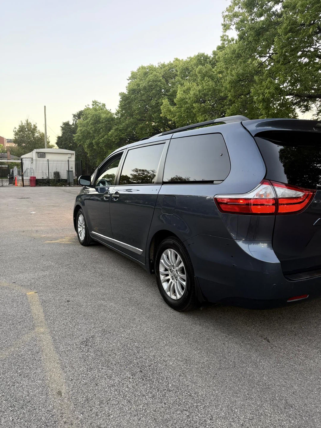 2015 Toyota Sienna XLE Minivan - photo 4