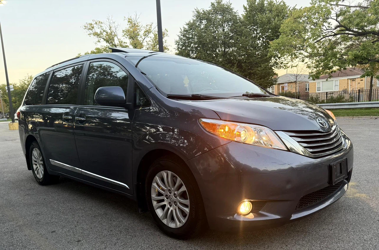 2015 Toyota Sienna XLE Minivan - photo 5