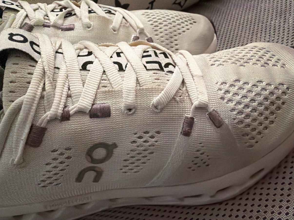On Cloud Running Shoes Women's Size 8.5 - photo 2