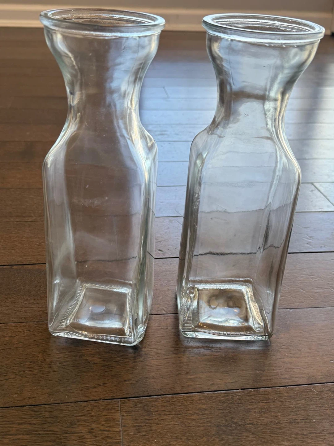 Two clear glass carafes - photo 2